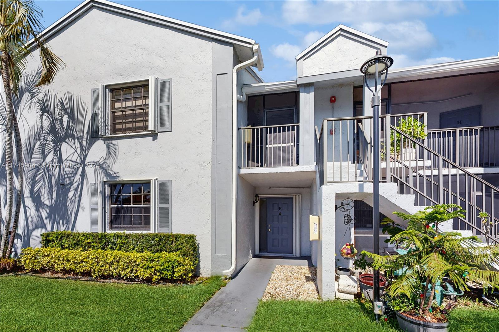 LAKESHORE CONDO 6 - Residential