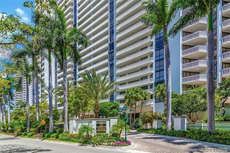 Beautiful 2 bed/ 2.5 bath + den residence at Williams Island with amazing panoramic views of the ocean and the bay. Large balcony great for entertaining were you can enjoy beautiful sunsets. Marble floors in social areas and carpet in bedrooms. Williams Island offers residents a membership package tailored to their needs, including: Pool, GYM, Tennis, Cafe, Restaurants, Beauty Salon, SPA, Marina and much more.