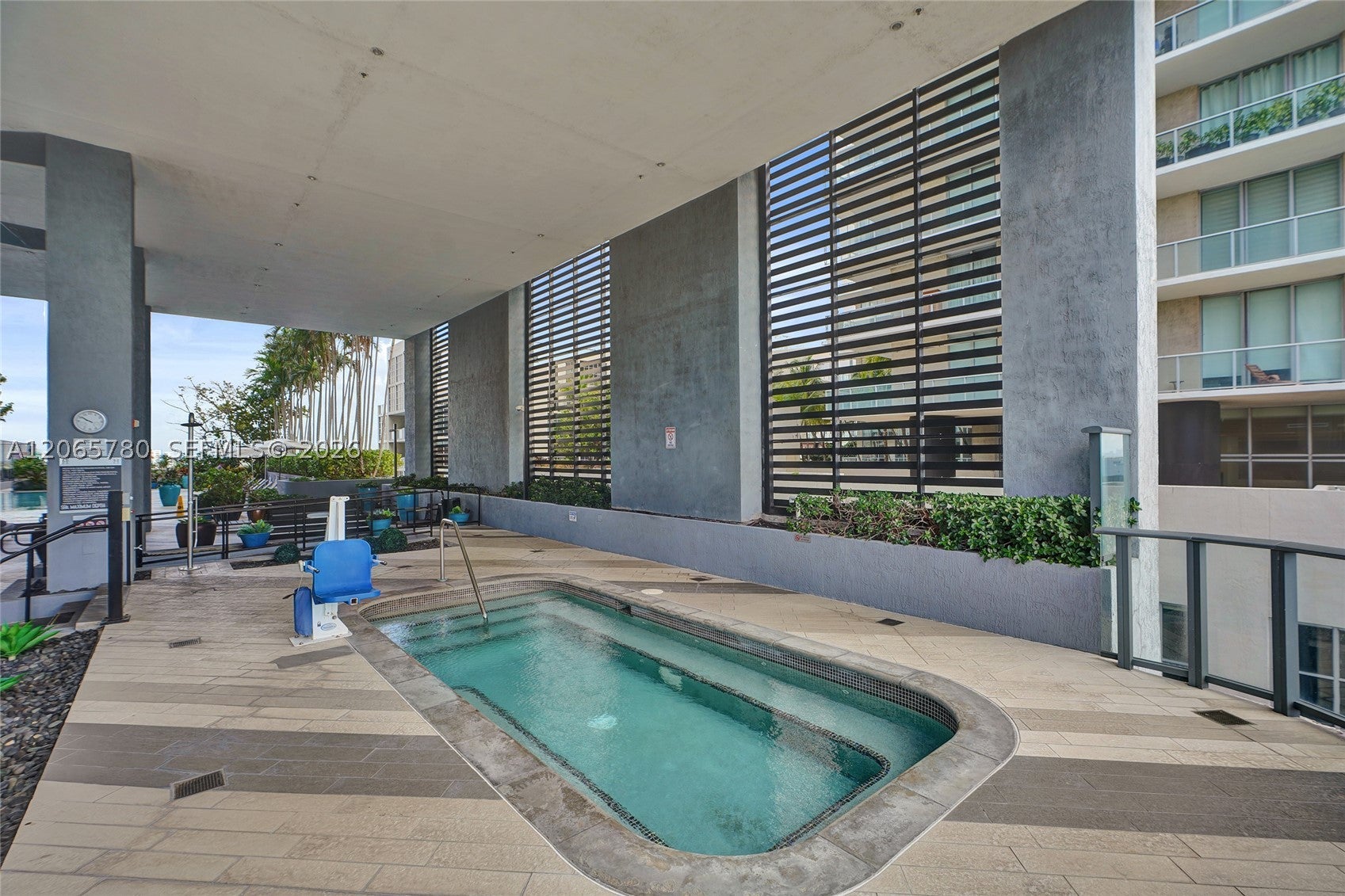 121 NE 34th St 2705