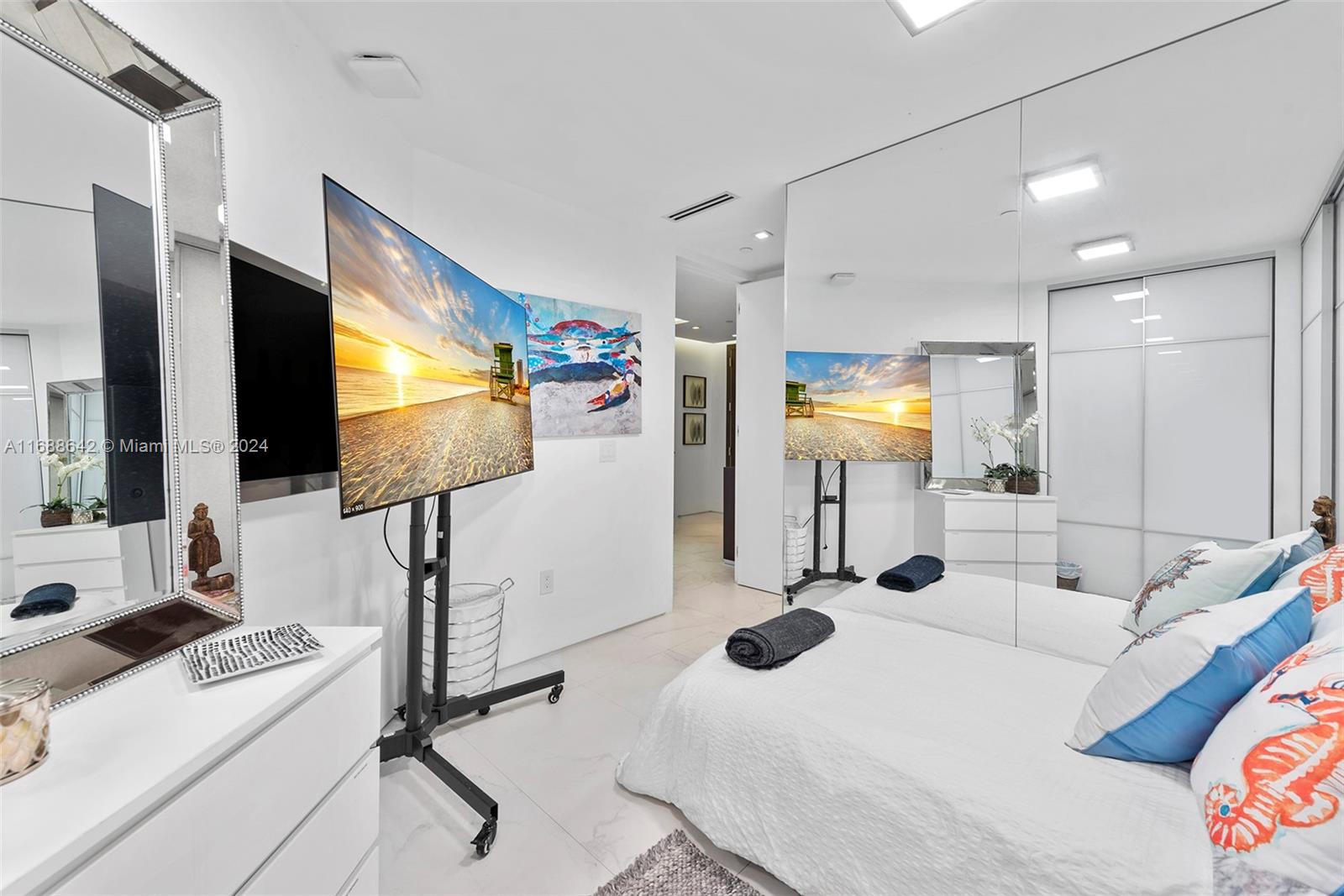 CONTINUUM ON SOUTH BEACH - Residential