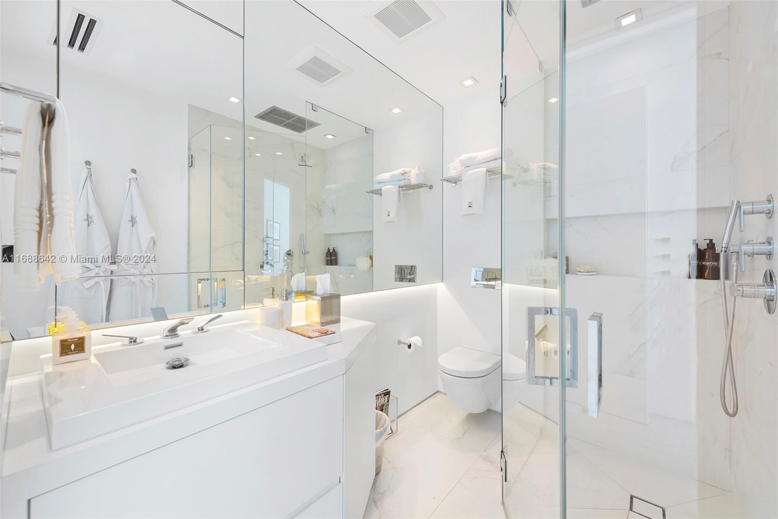 CONTINUUM ON SOUTH BEACH - Residential