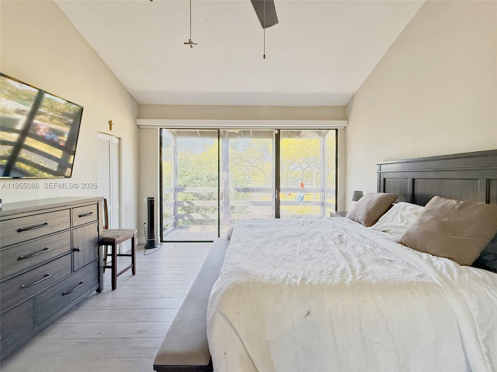 SNAPPER CREEK TOWNHOUSES - Residential