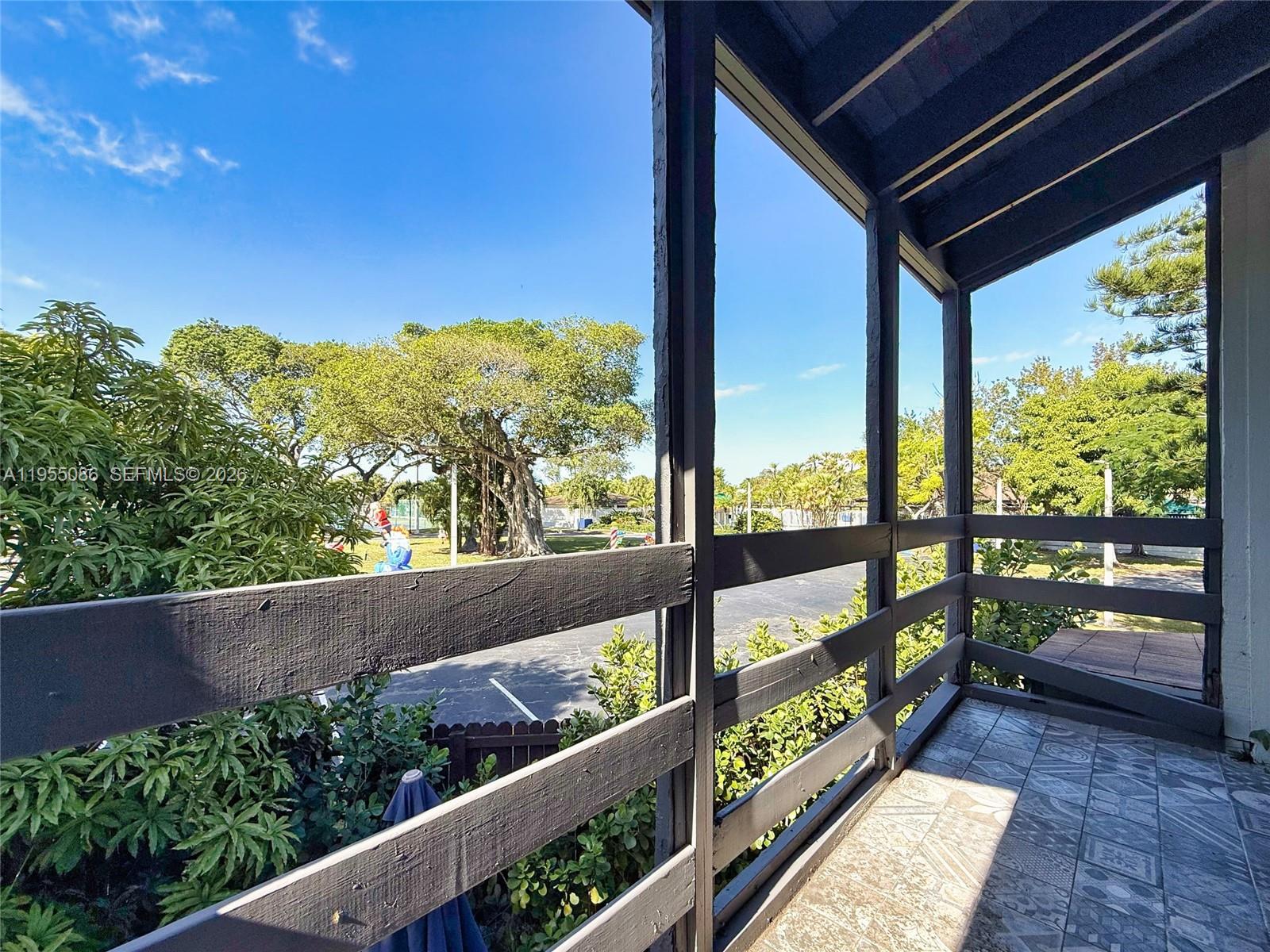 SNAPPER CREEK TOWNHOUSES - Residential