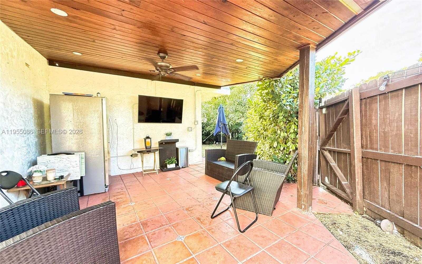 SNAPPER CREEK TOWNHOUSES - Residential