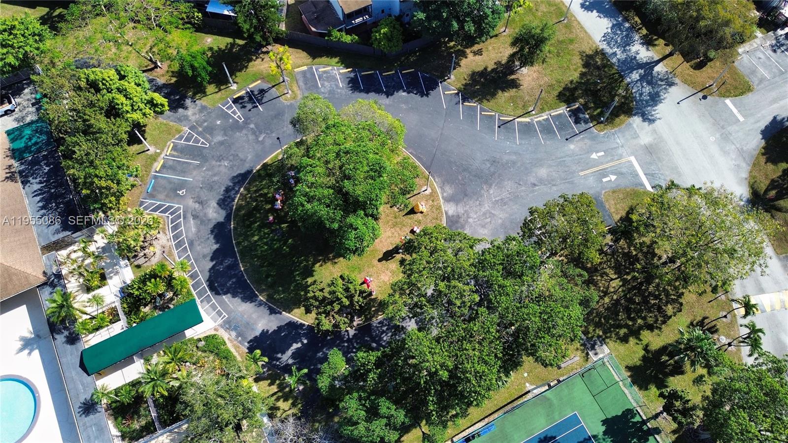 SNAPPER CREEK TOWNHOUSES - Residential