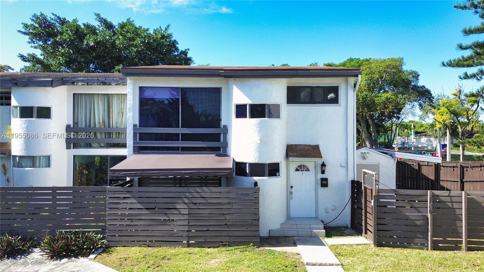 SNAPPER CREEK TOWNHOUSES - Residential