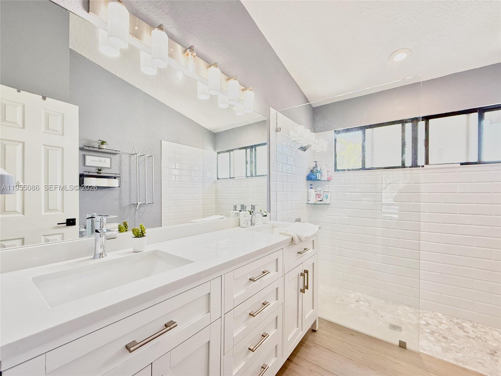 SNAPPER CREEK TOWNHOUSES - Residential