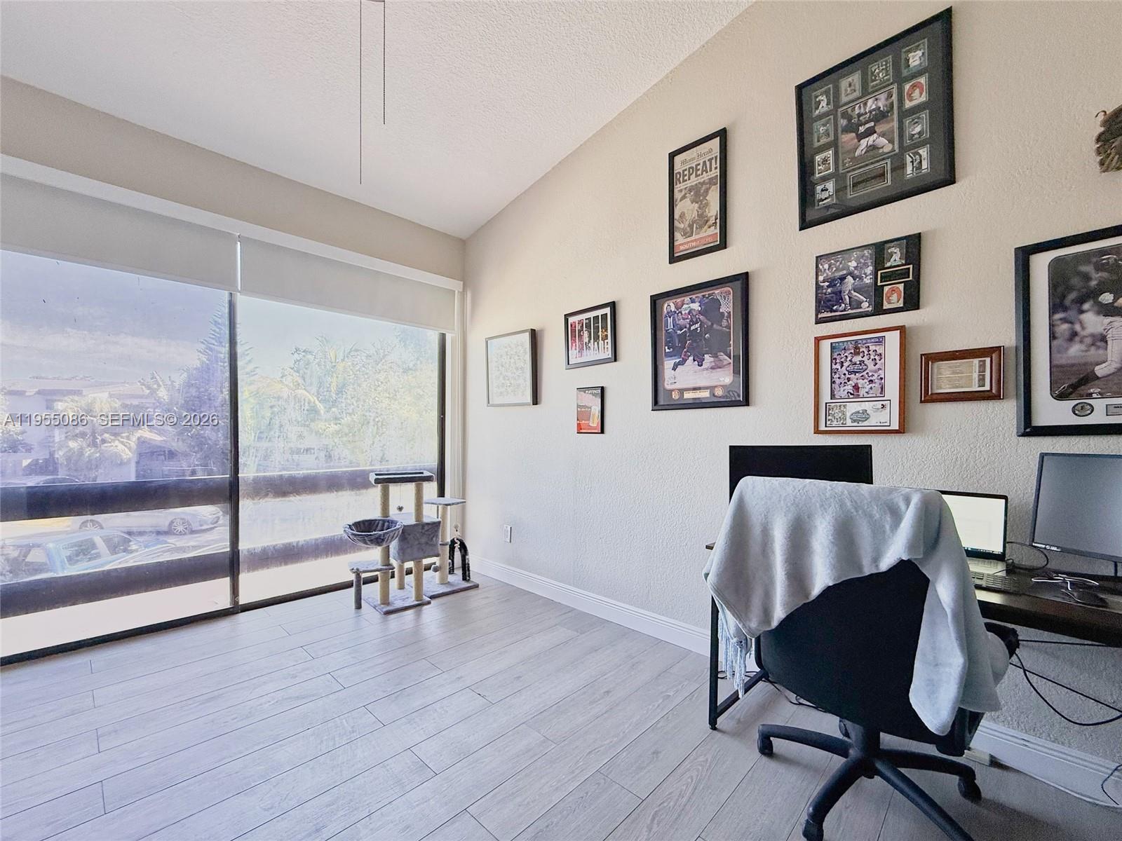 SNAPPER CREEK TOWNHOUSES - Residential