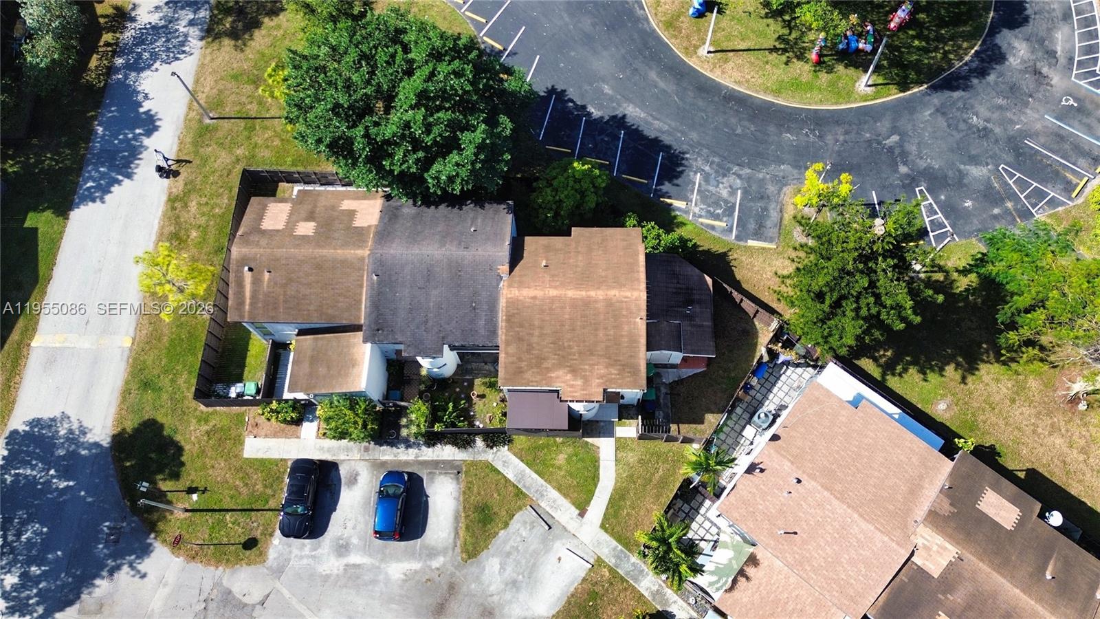 SNAPPER CREEK TOWNHOUSES - Residential