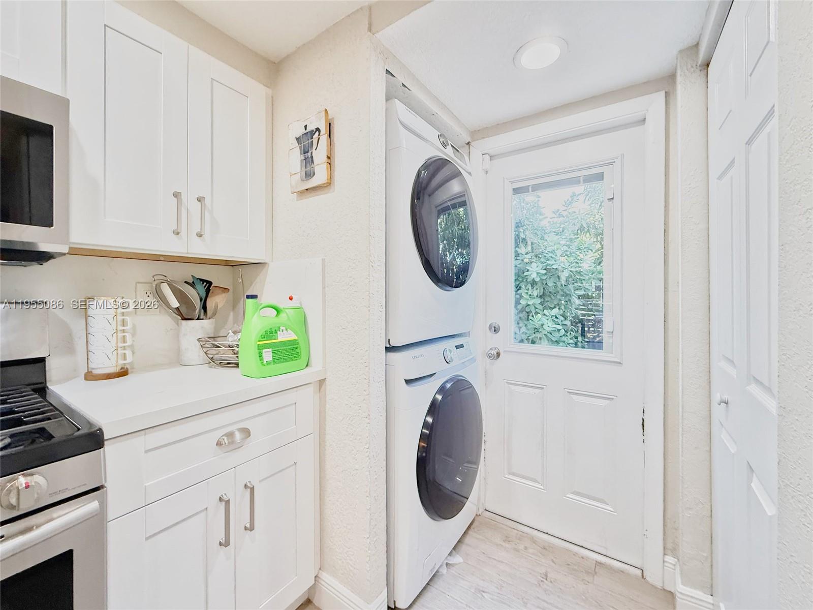 SNAPPER CREEK TOWNHOUSES - Residential