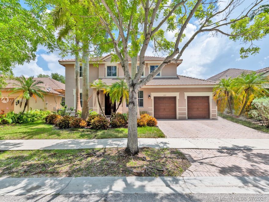 Spectacular home in Savanna. Beautiful curb appeal located across lovely green park area. *4,000 SF* living area. 5 bedrooms + bonus 4 full bathrooms. Almost  High ceilings, spacious areas, one bedroom downstairs with full bathroom. 2 Newer A/C. Large covered patio with fenced backyard, room for a pool. Excellent schools. Hurry, this opportunity will not last!!!