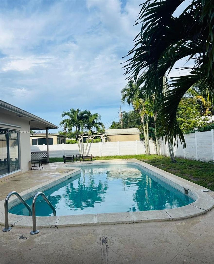 NICE SCREENED POOL HOME, VERY LARGE AND SPACIOUS HOUSE. PRICED TO SELL FAST. MOVE FAST BECAUSE THIS HOUSE WILL NOT LAST LONG. VERY QUIET AREA.