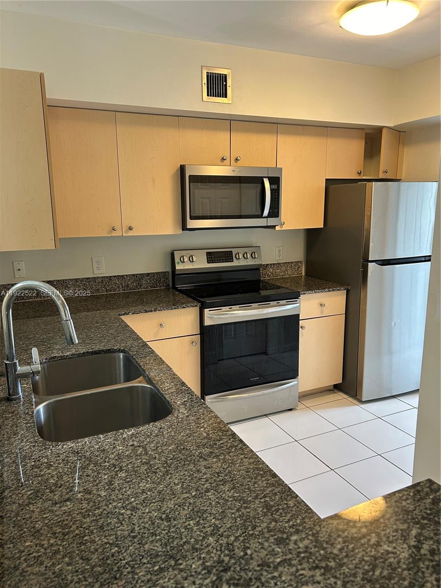 2494 CENTERGATE DR 302