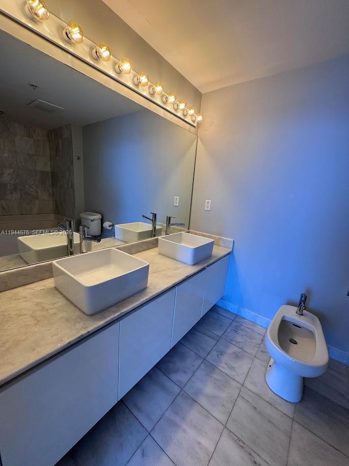 BLUE CONDO - Residential