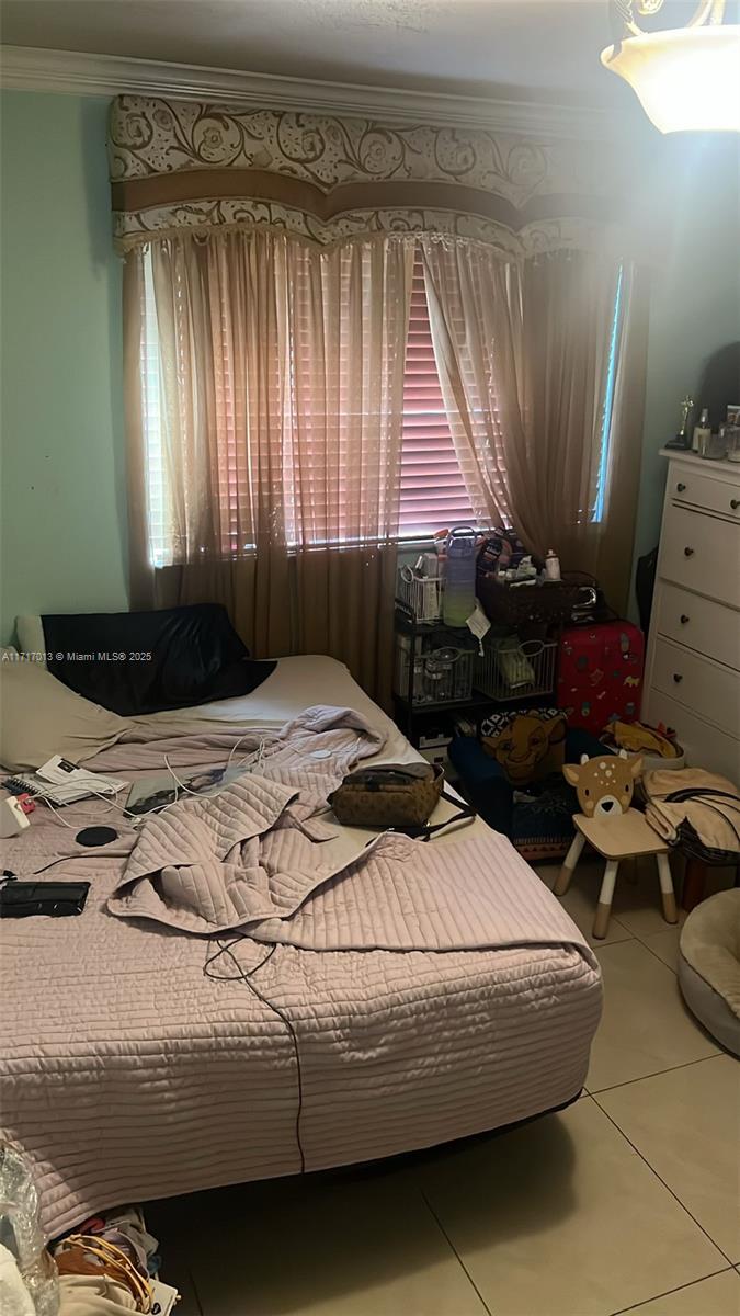A nice house centrally located in the North Miami-Dade area, 8 minutes to Aventura Mall, 6 minutes to the Home Depot, 6 minutes to Publix Supermarket, 7 minutes to Michael Krop High School, 3 minutes to Hibiscus Elementary School, and many more shopping centers.