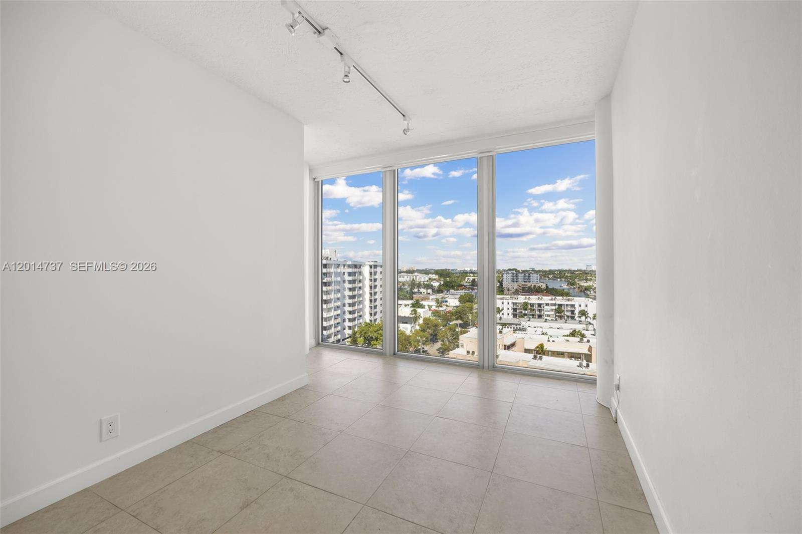 KING COLE CONDO - Residential