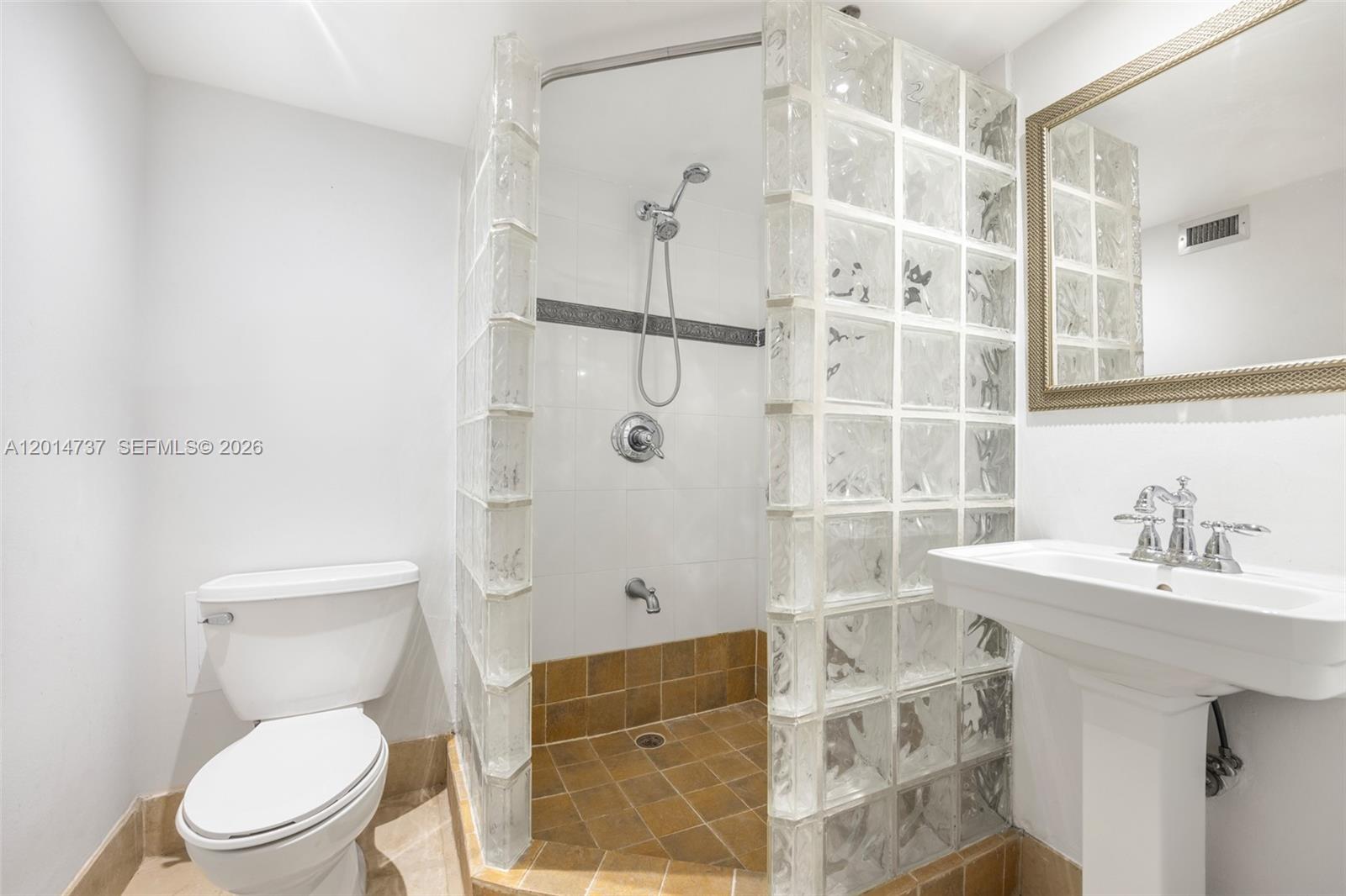 KING COLE CONDO - Residential