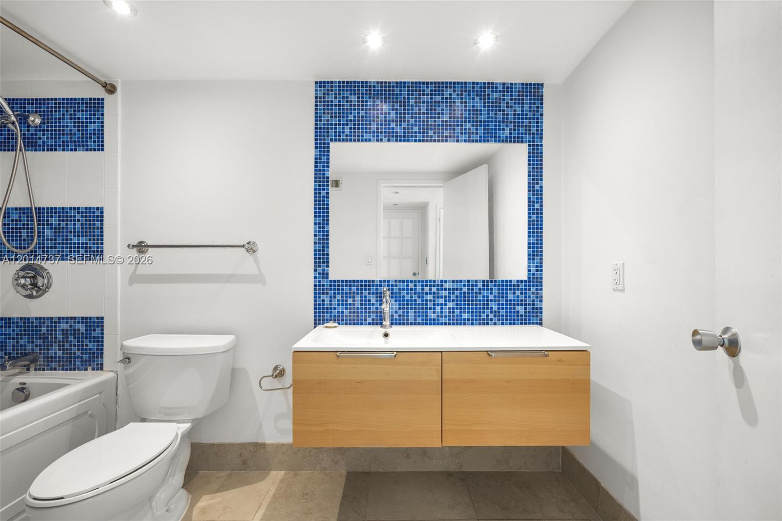KING COLE CONDO - Residential