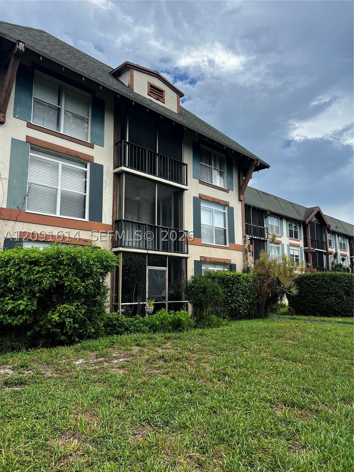 3720 Inverrary Dr 1W