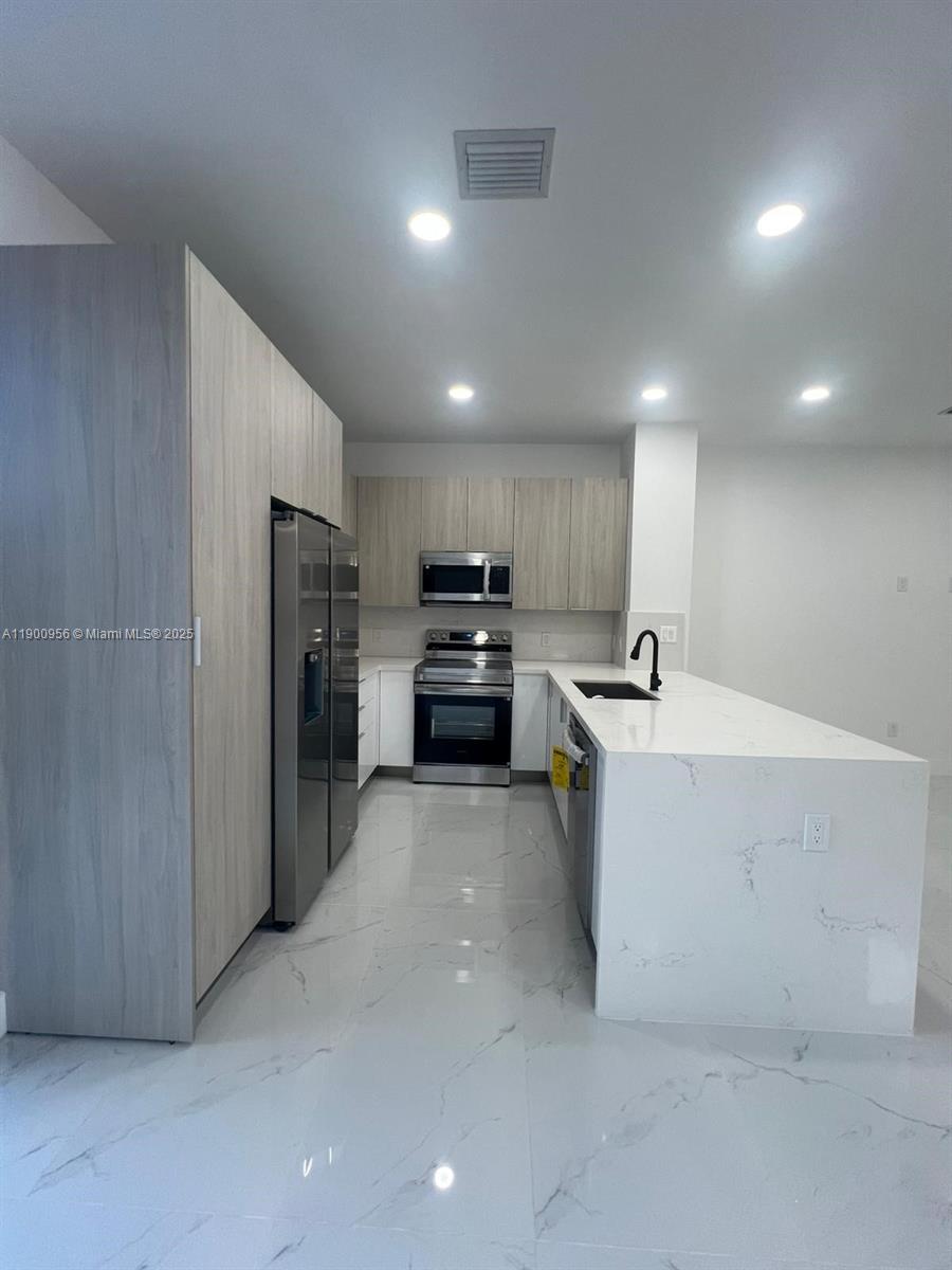 N MIAMI ESTATES - Residential