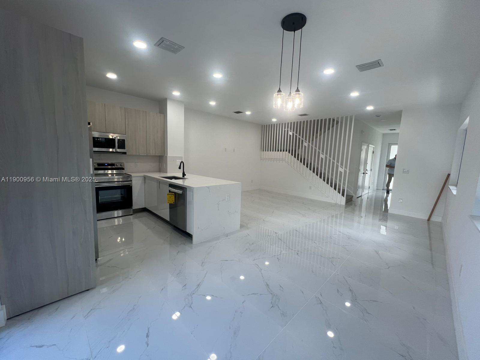 N MIAMI ESTATES - Residential