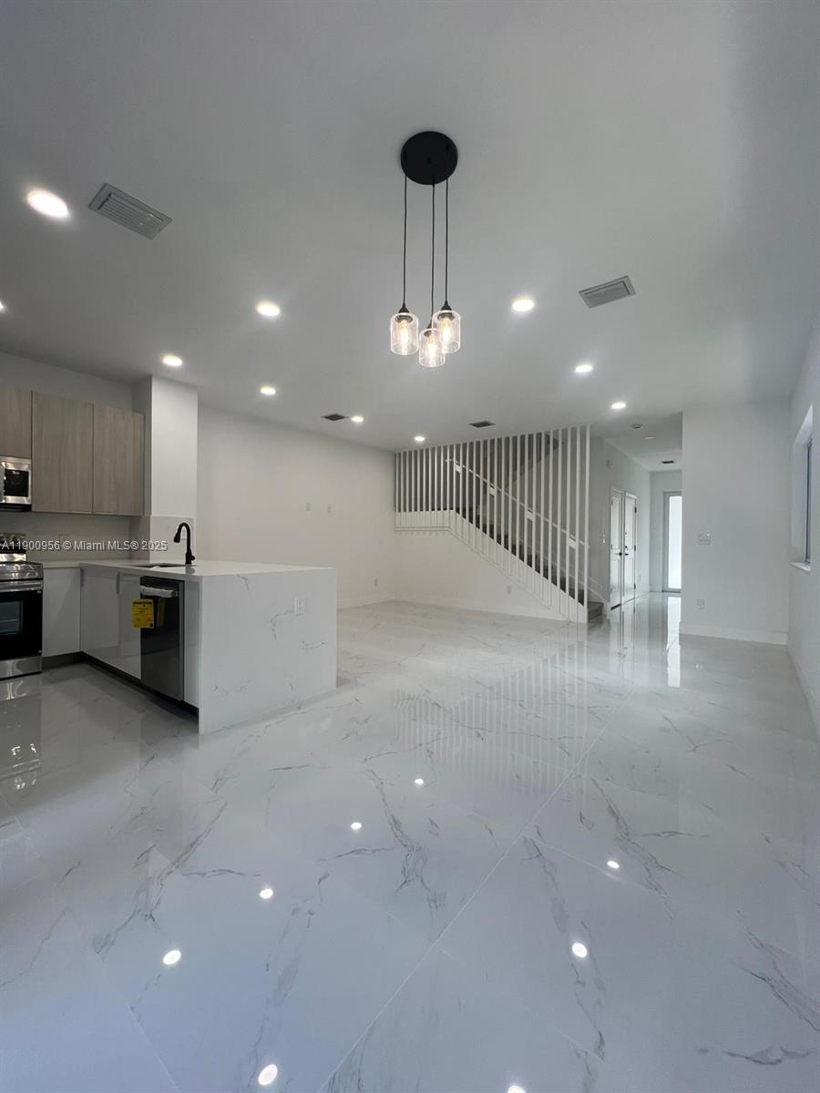N MIAMI ESTATES - Residential