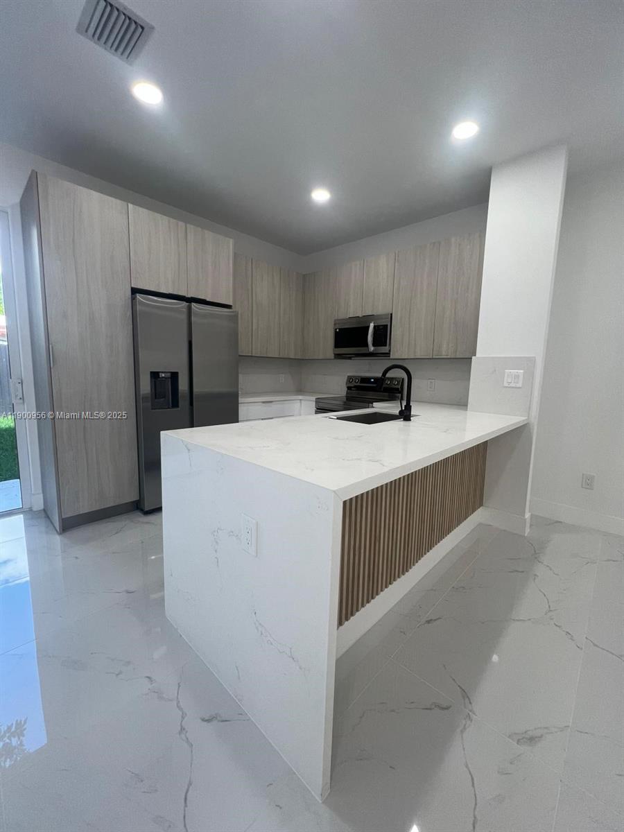 N MIAMI ESTATES - Residential