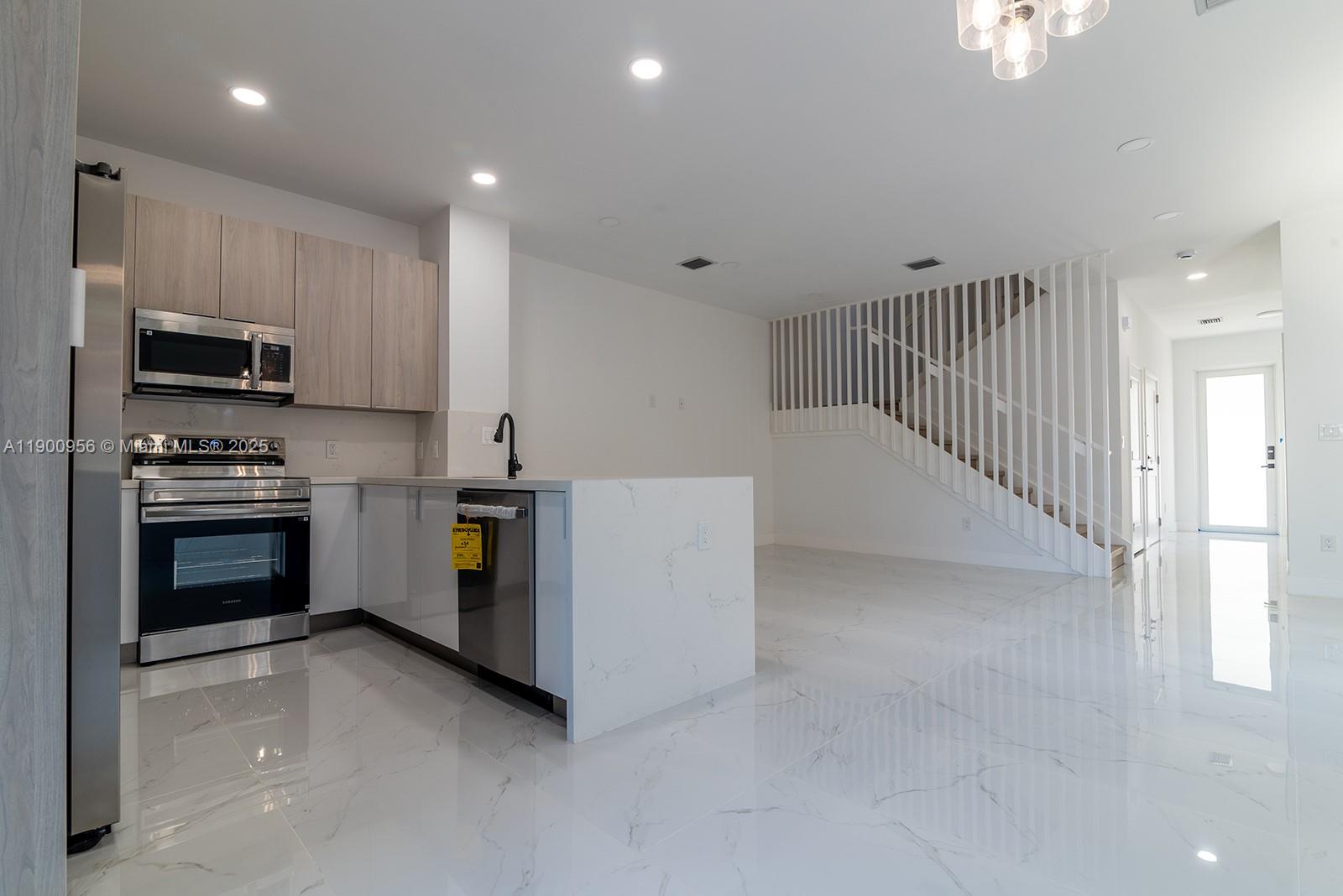 N MIAMI ESTATES - Residential