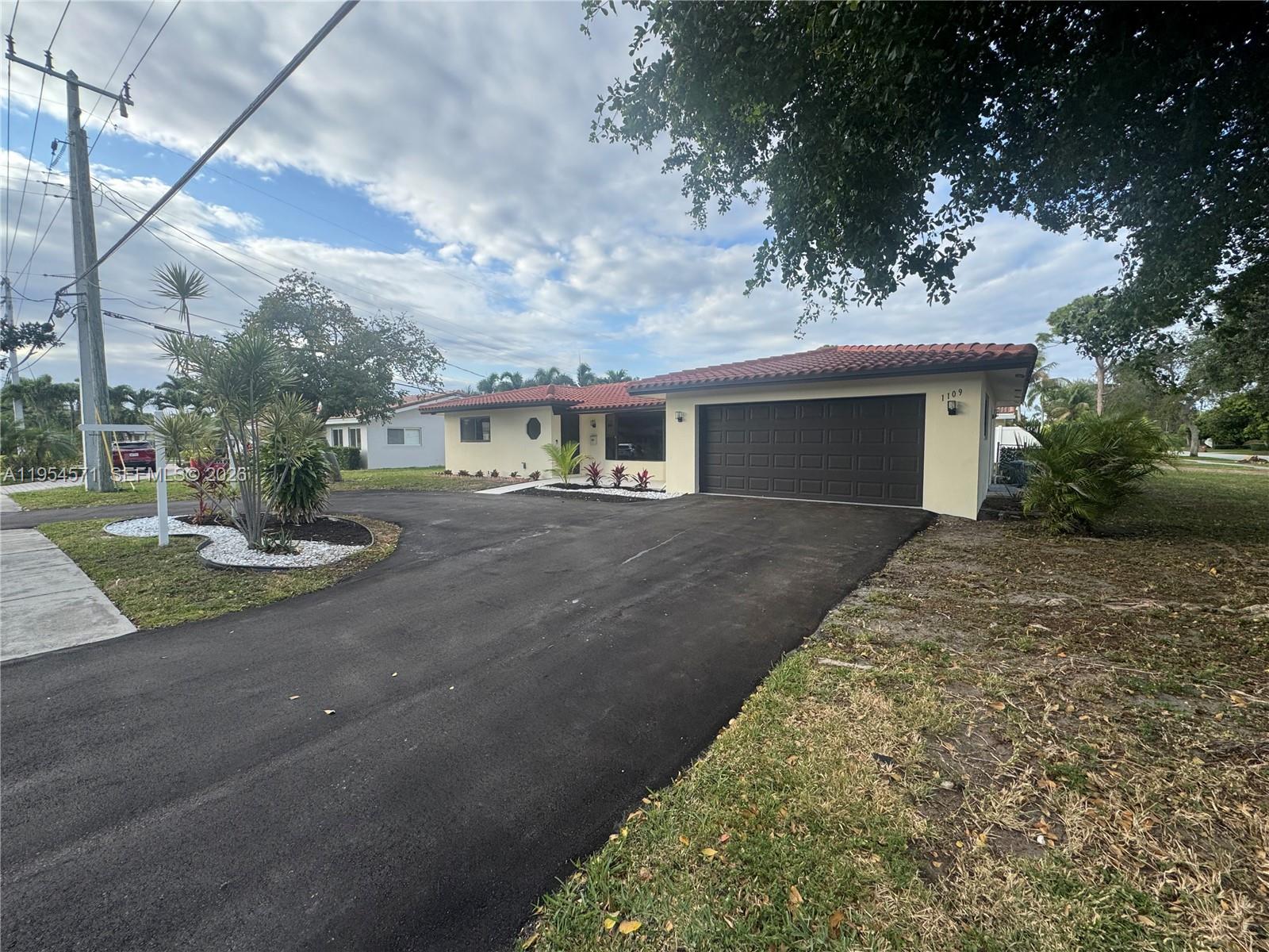 1109 SE 10th St, Deerfield Beach, FL, 33441/$829,900 2 1109 SE 10th St