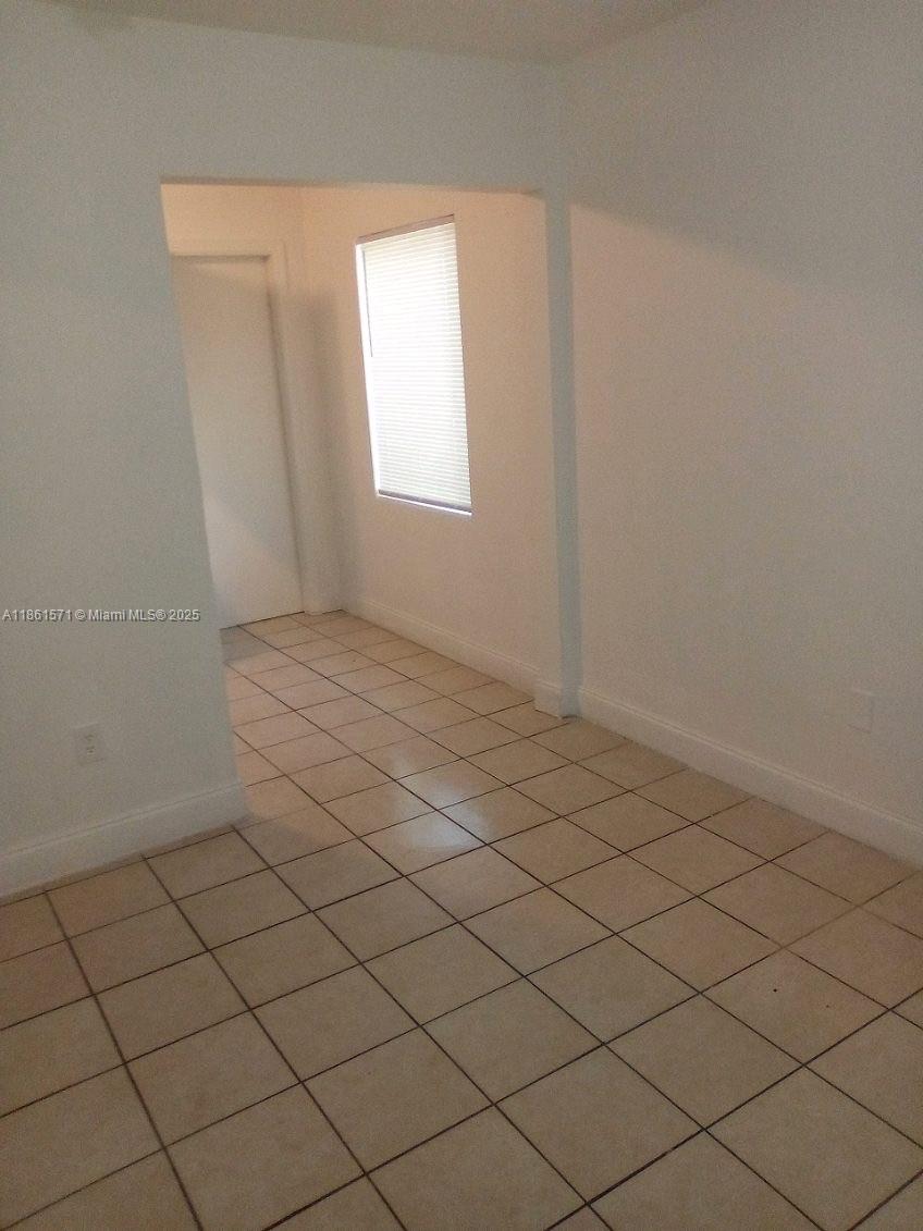 2 Bedroom 1 bathroom in lake worth, Quite street, Plenty of street parking. Brand new kitchen. 1st last and security required to move in.