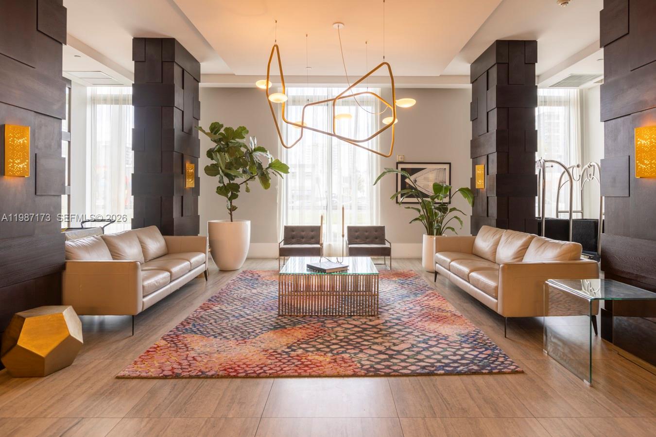 HOLLYWOOD STATION RES CON - Residential