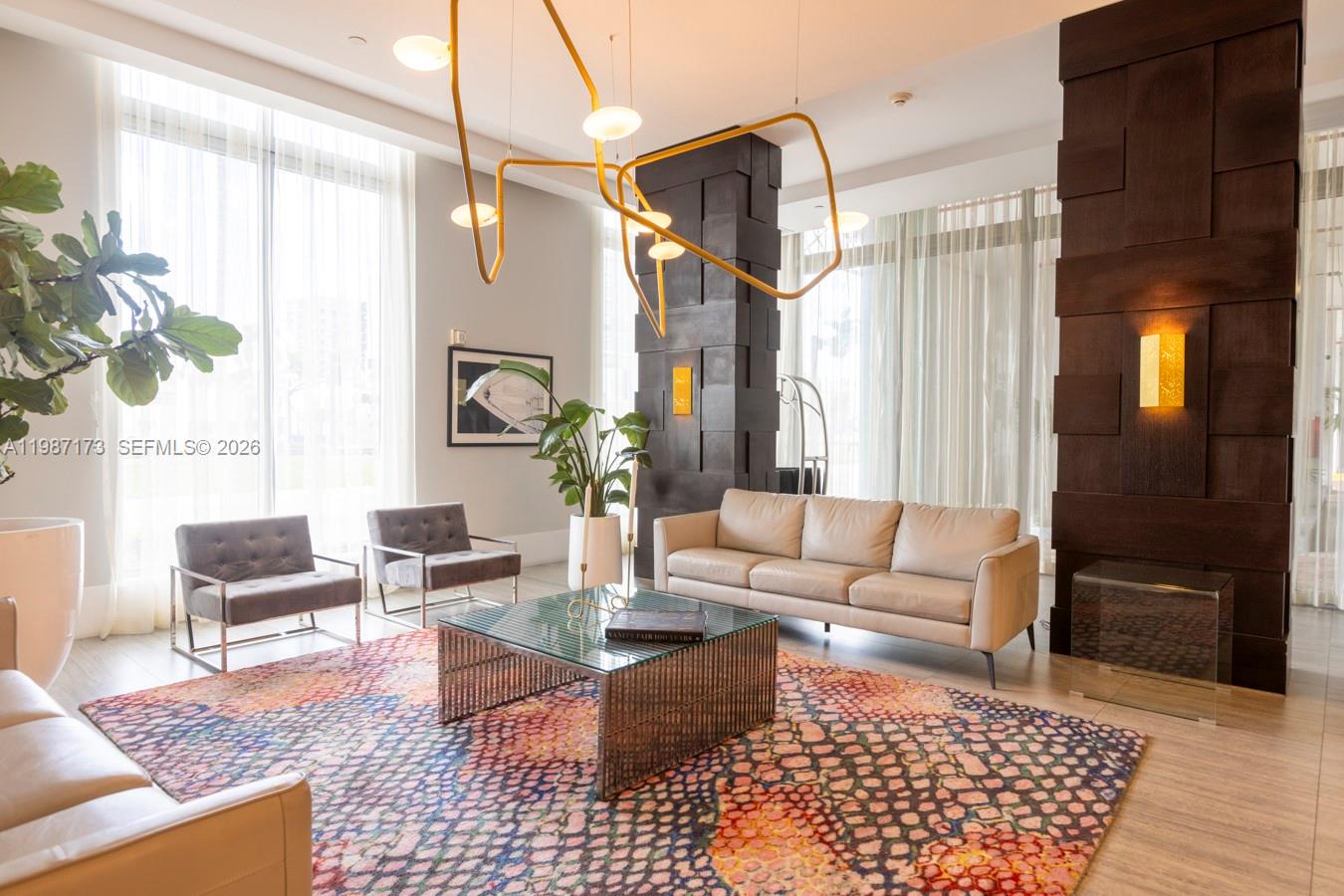 HOLLYWOOD STATION RES CON - Residential