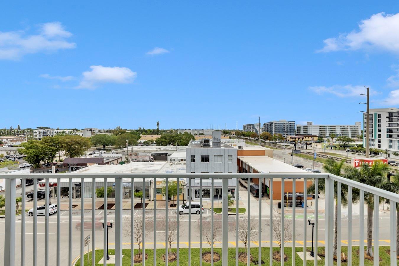 HOLLYWOOD STATION RES CON - Residential