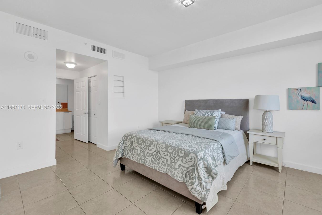 HOLLYWOOD STATION RES CON - Residential