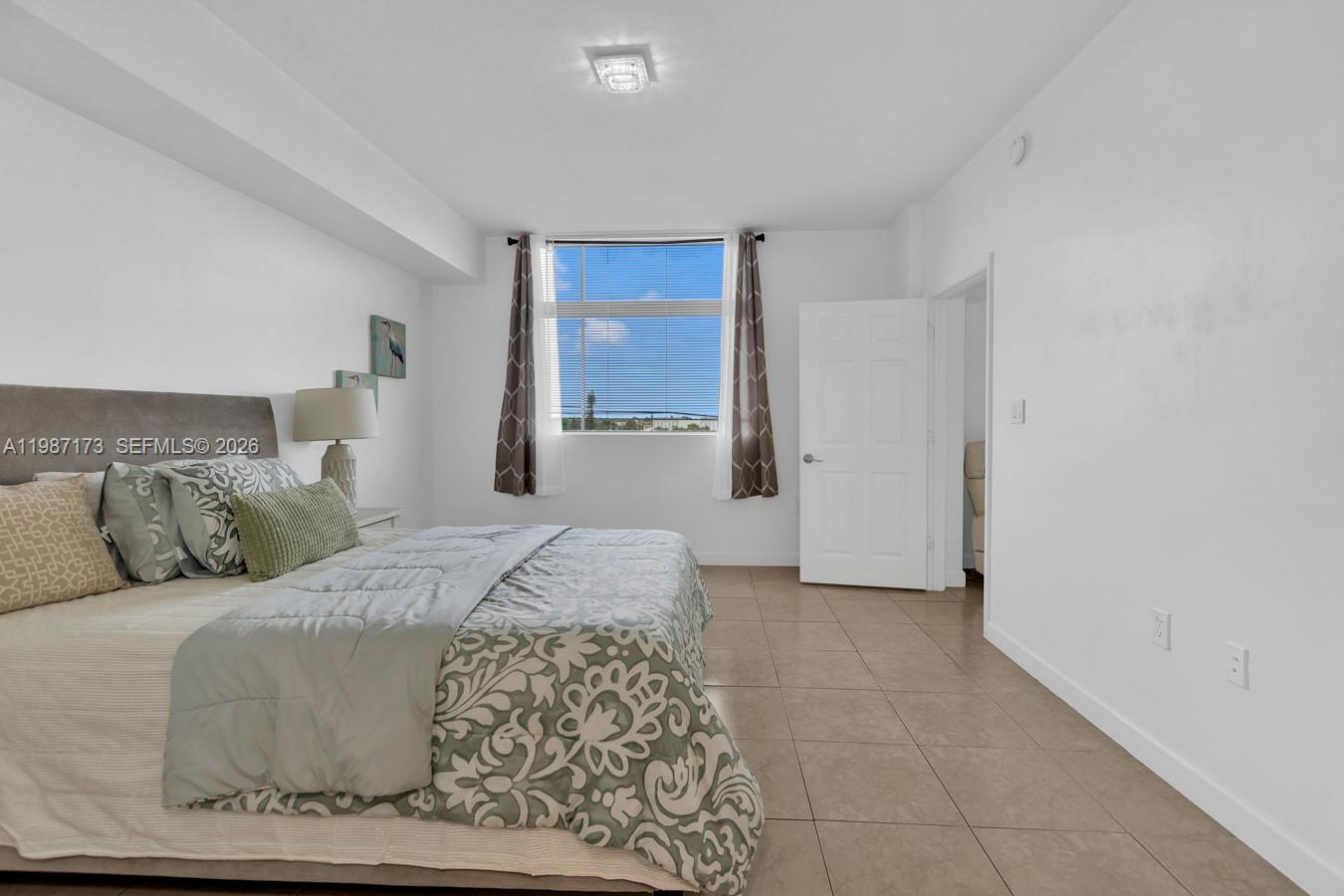 HOLLYWOOD STATION RES CON - Residential