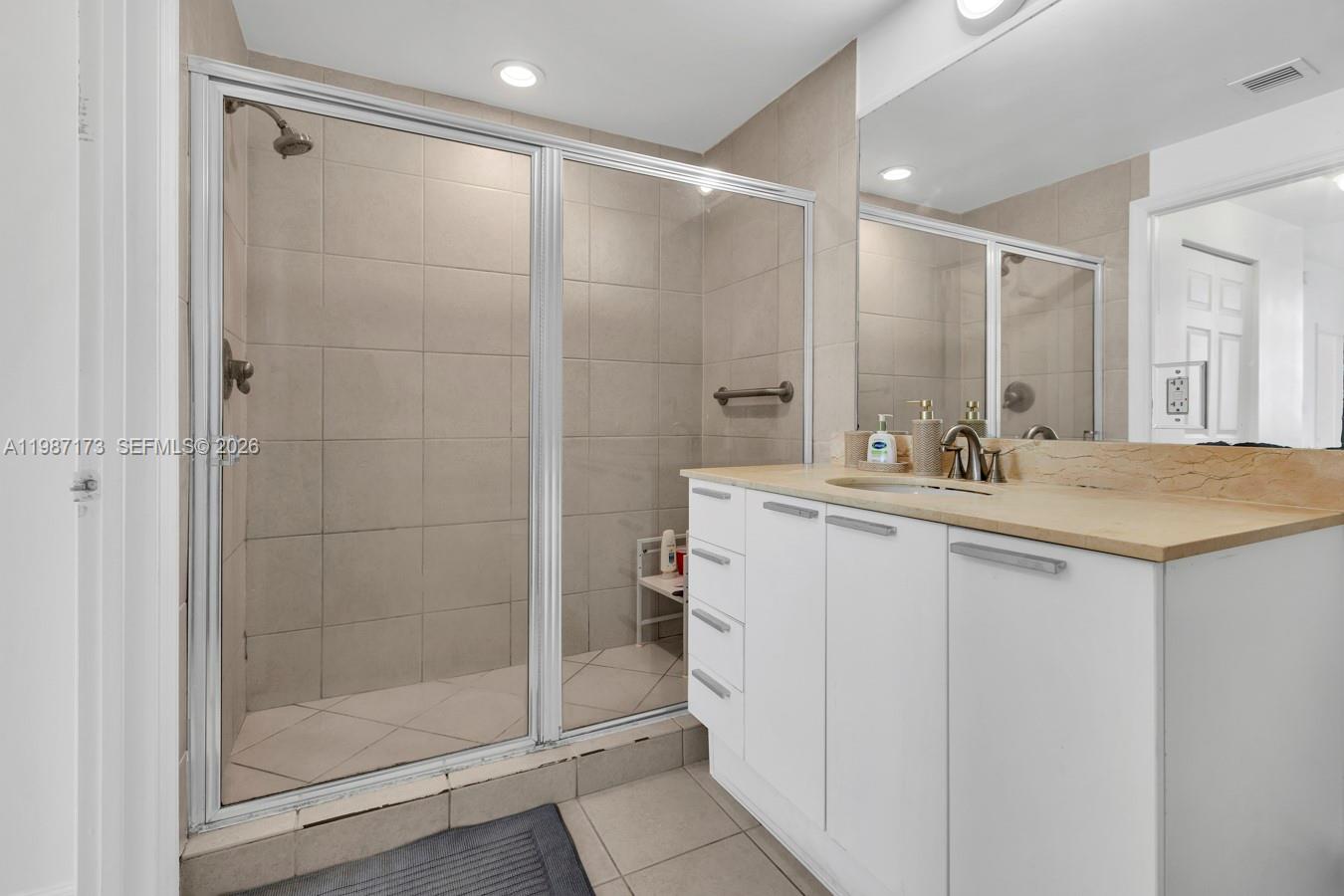 HOLLYWOOD STATION RES CON - Residential