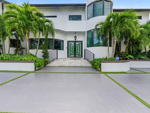 6180 Pine Tree Dr Miami Beach FL 33140