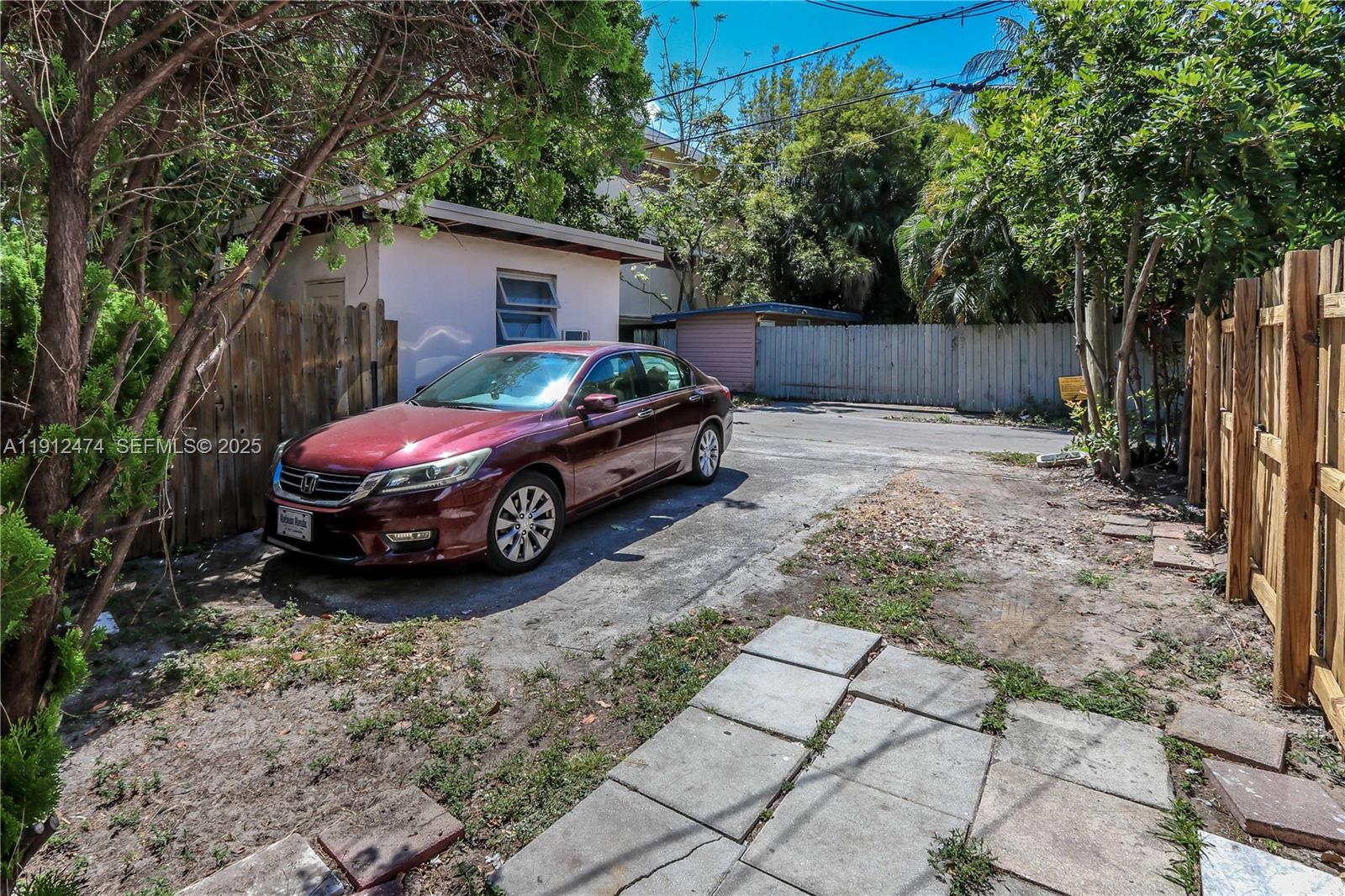 HOLLYWOOD - Residential Income