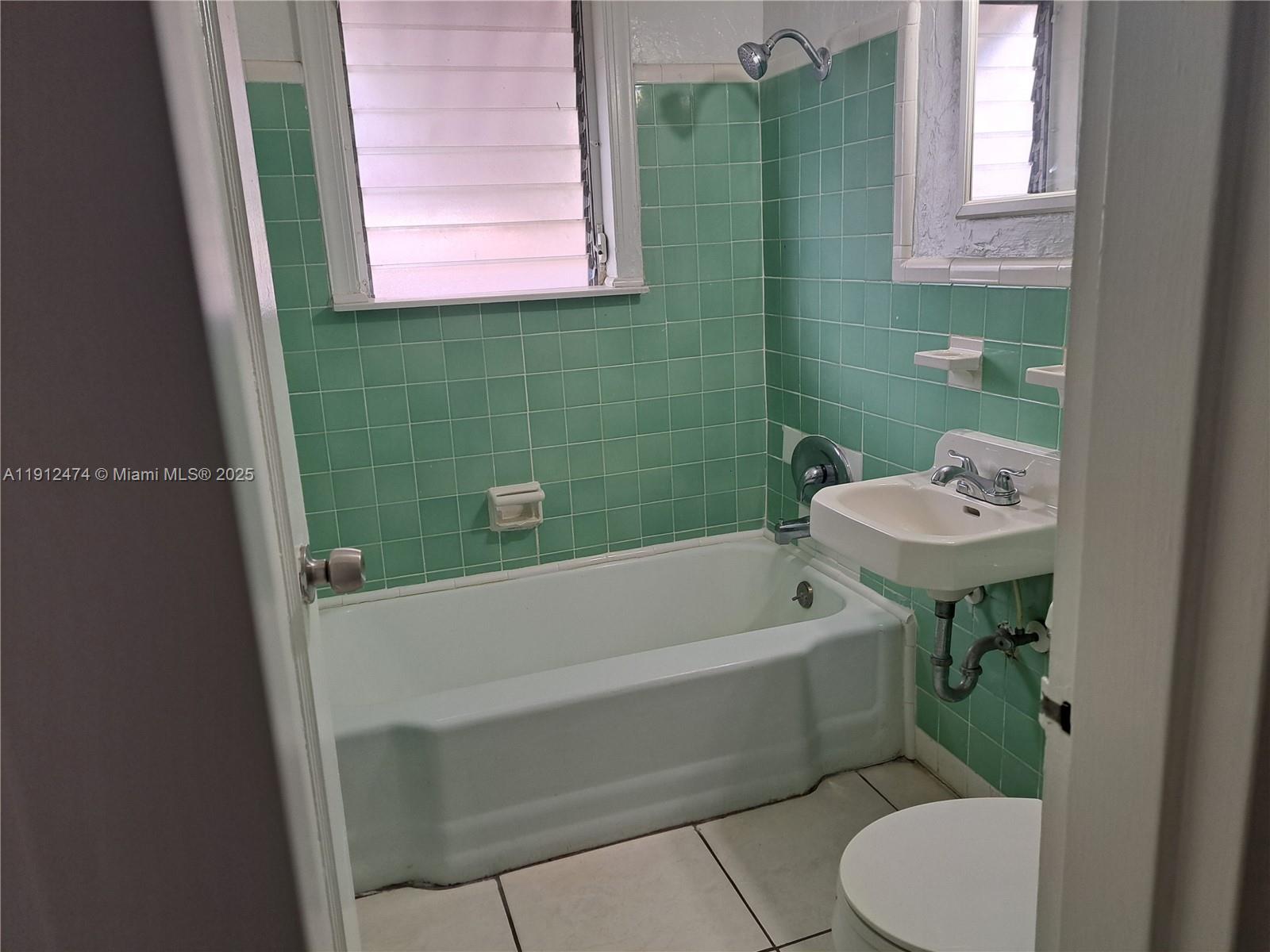 HOLLYWOOD - Residential Income