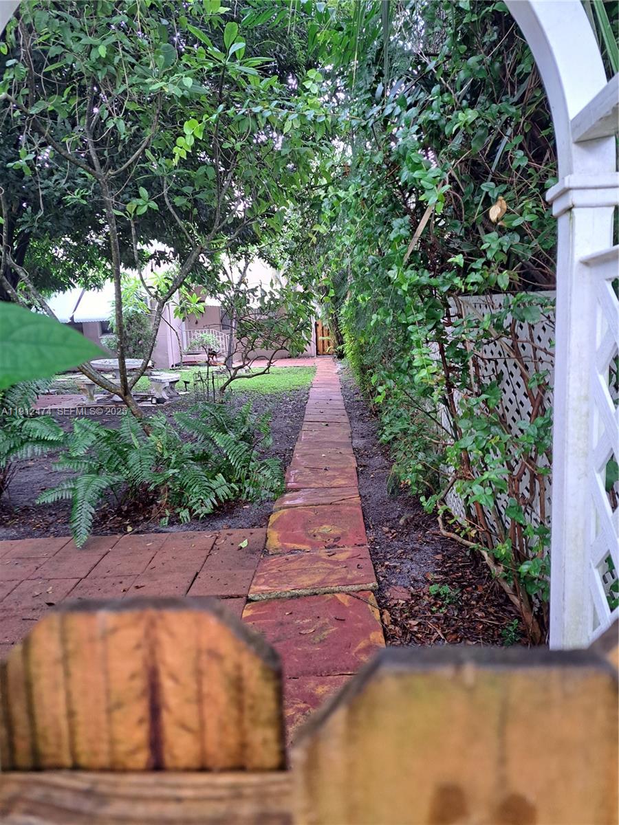 HOLLYWOOD - Residential Income