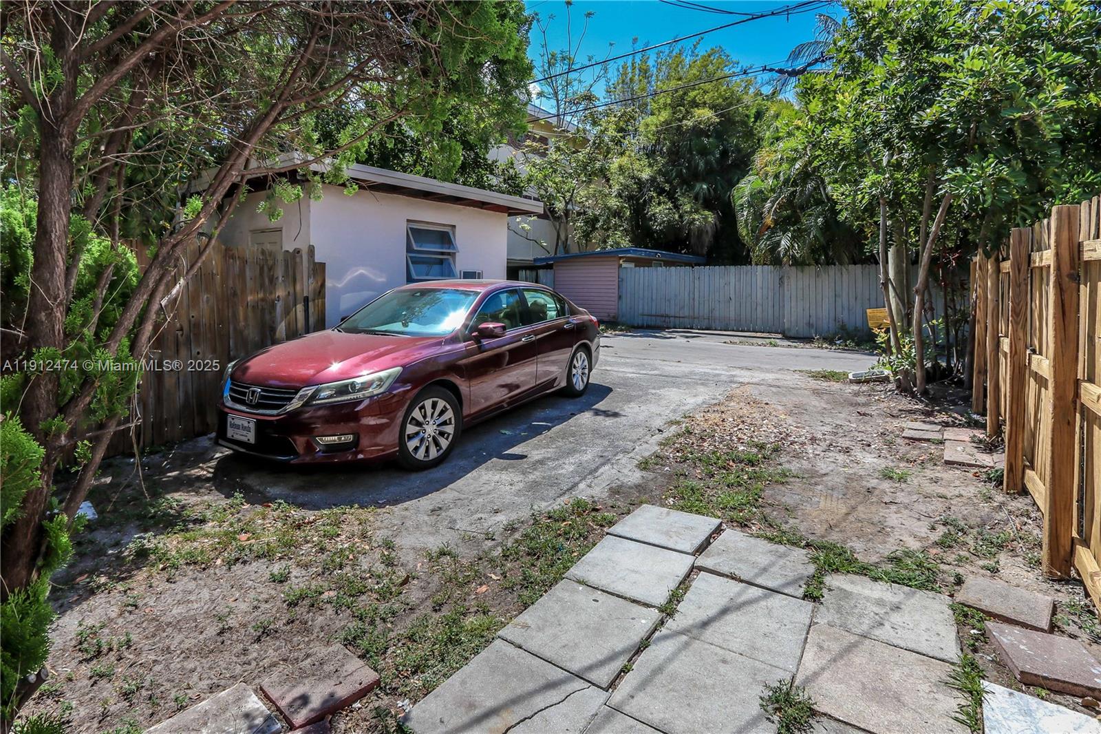 HOLLYWOOD - Residential Income