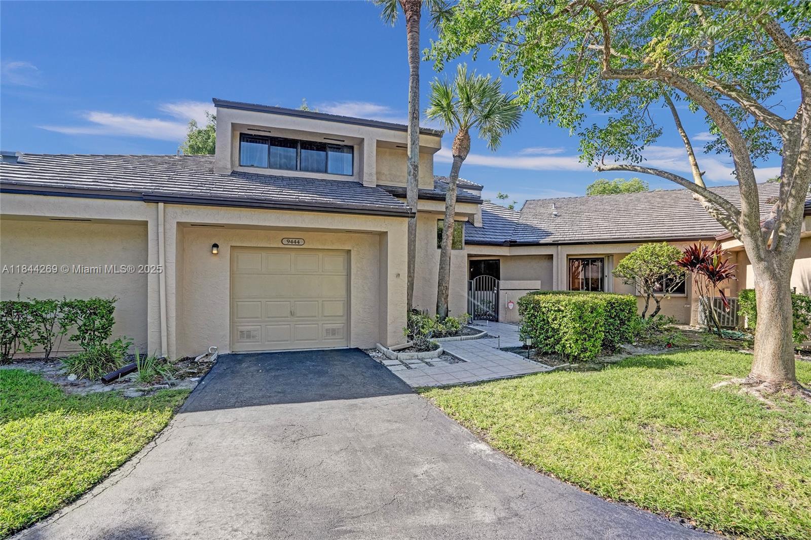 Beautiful Neighborhood with a large canopy of Trees. Great FloorPlan. Two Bedrooms with en-suites. Great Room-mate Plan, Or Family. Primary downstairs, and Spacious 2nd Bedroom upstairs. Great Central Park/Jacaranda Location, in Central Broward. Also near the front entrance and quick walk to Pool and Clubhouse. Great condition with Roof Replaced 2019, A/C
2003. Water Heater 2006. Enjoy the amenities, Pool, Clubhouse, Child Play area.