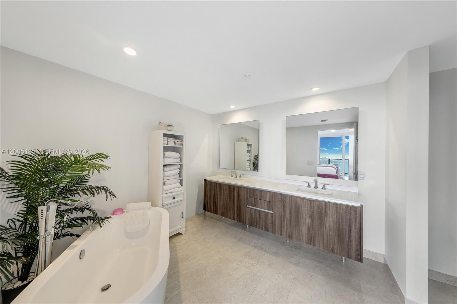 ARIA ON THE BAY CONDO - Residential