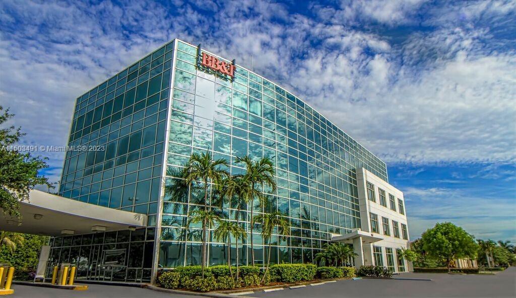 SUBLEASE +/-2,524 SF CORNER office suite with a beautiful view. All the private suites have big windows with lots of natural light. This unit has 5 private offices, a beautiful conference room and big kitchenette. ADVERTISED RATE INCLUDE OPEX +/-$13.00 PER SF + $25.50 SF/YR.
