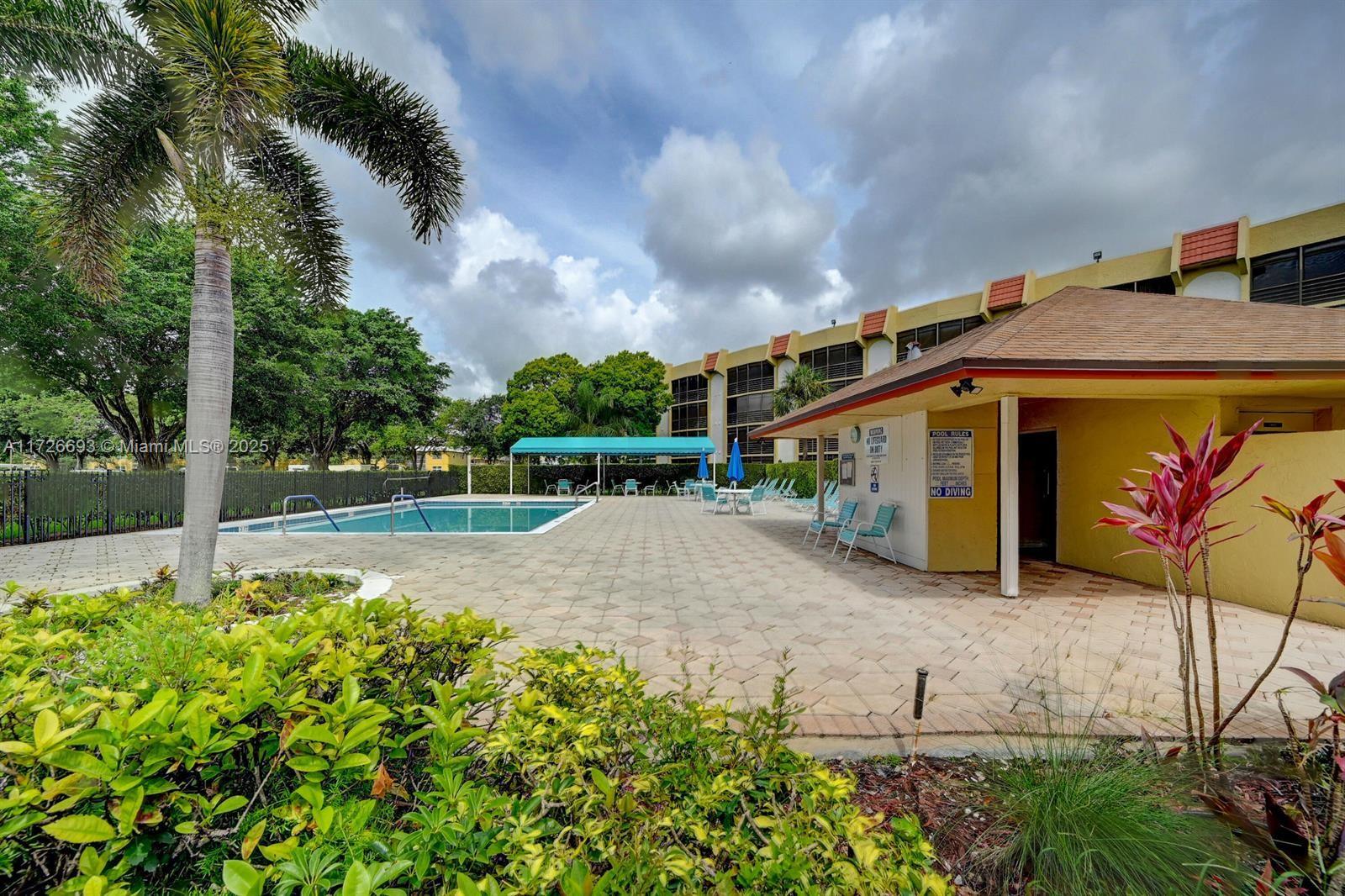 PINES OF BOCA BARWOOD CON - Residential