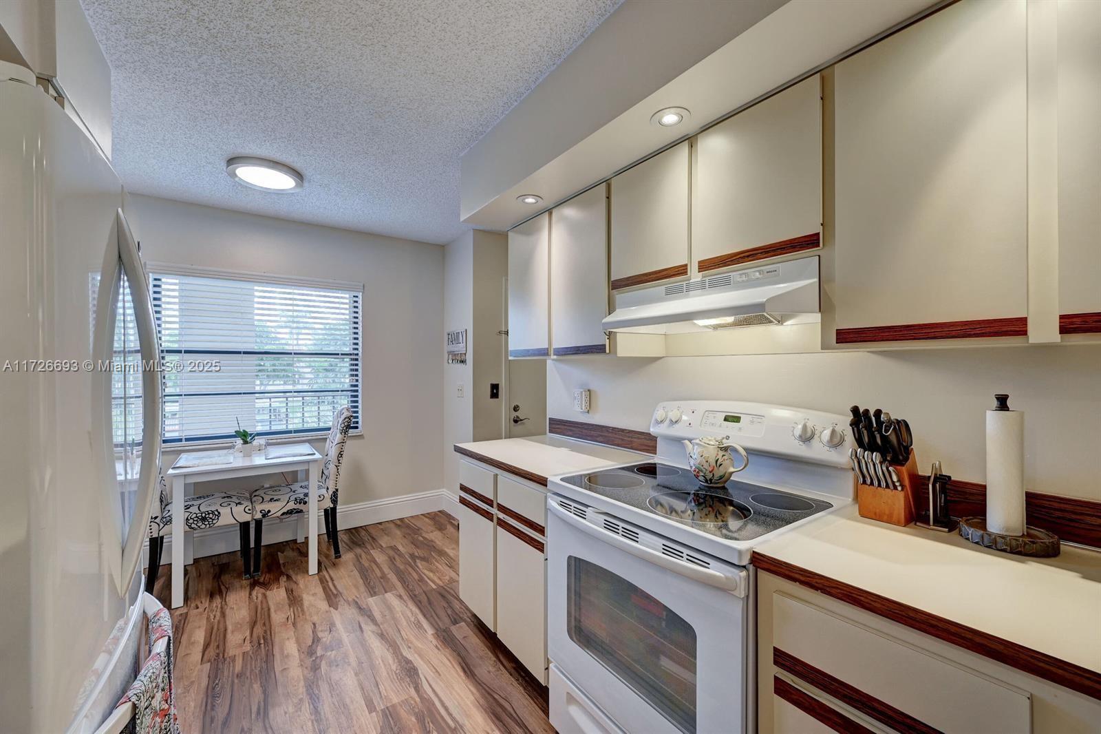 PINES OF BOCA BARWOOD CON - Residential
