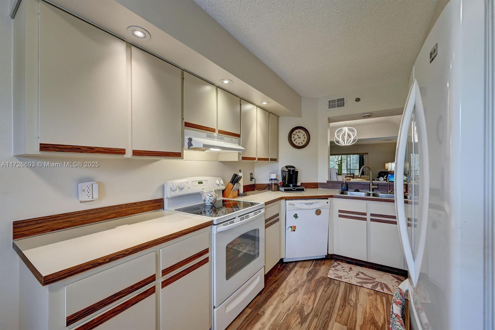 PINES OF BOCA BARWOOD CON - Residential