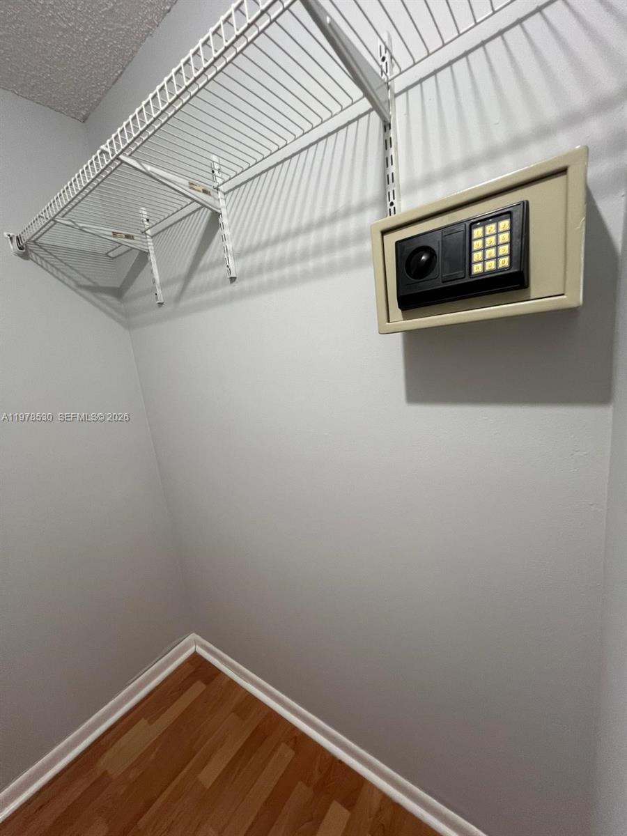 THE COURTS AT KENDALL CON - Residential Lease