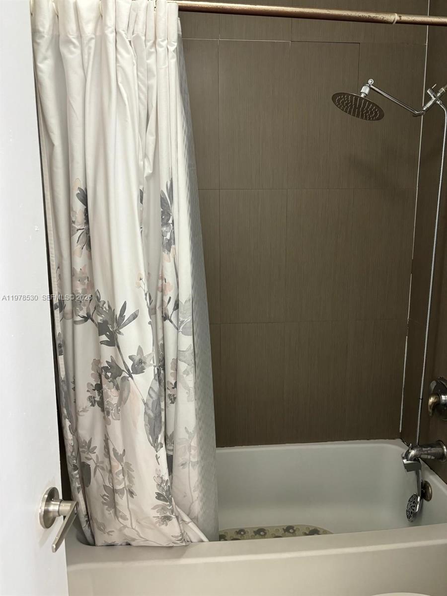 THE COURTS AT KENDALL CON - Residential Lease