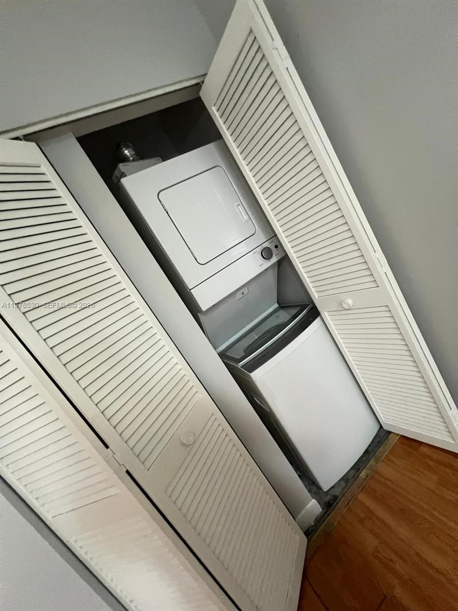 THE COURTS AT KENDALL CON - Residential Lease